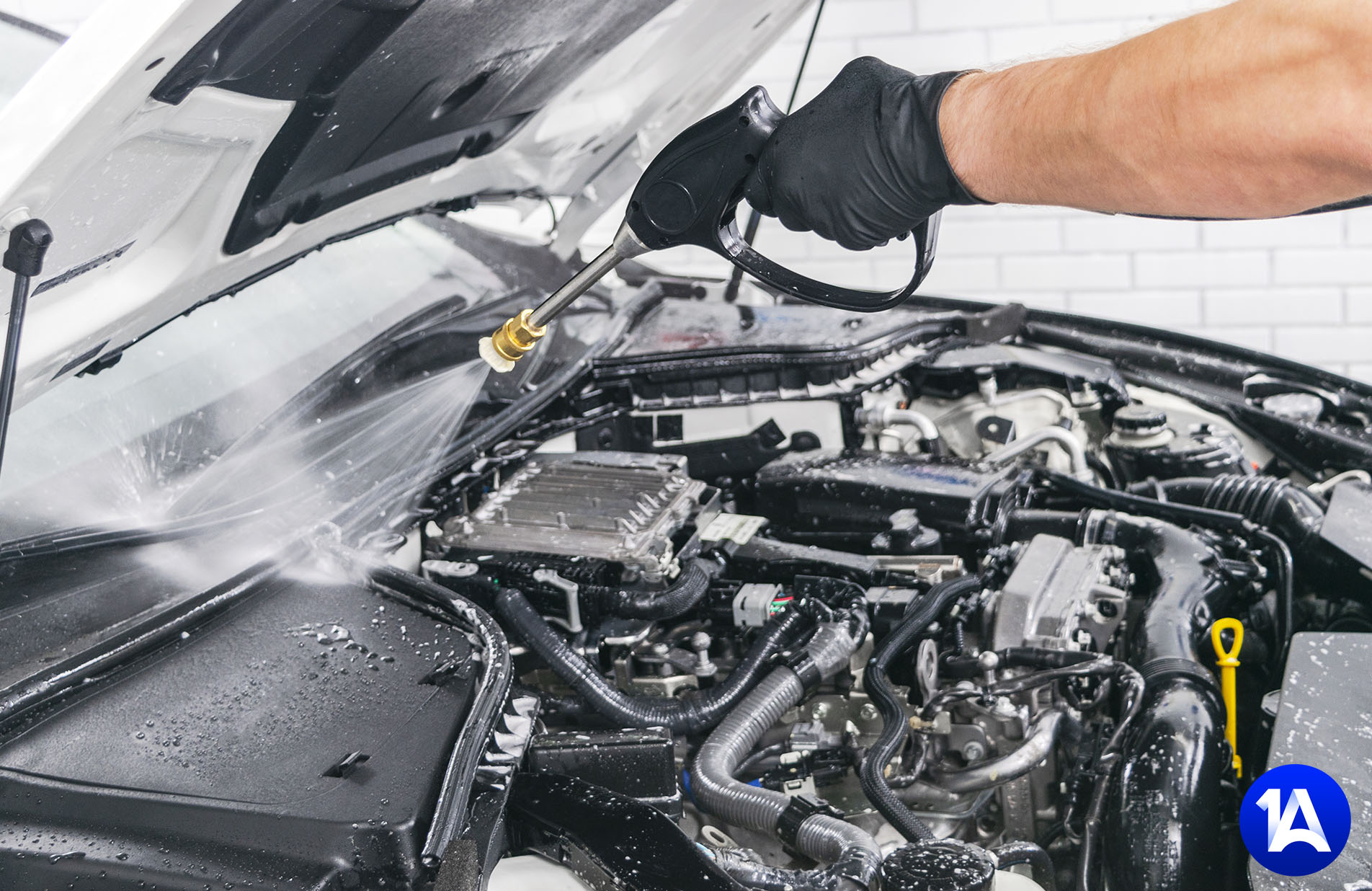 Reinigung vom Motorraum von Rußablagerungen, Dreck wie Salzen, Staub und Öl