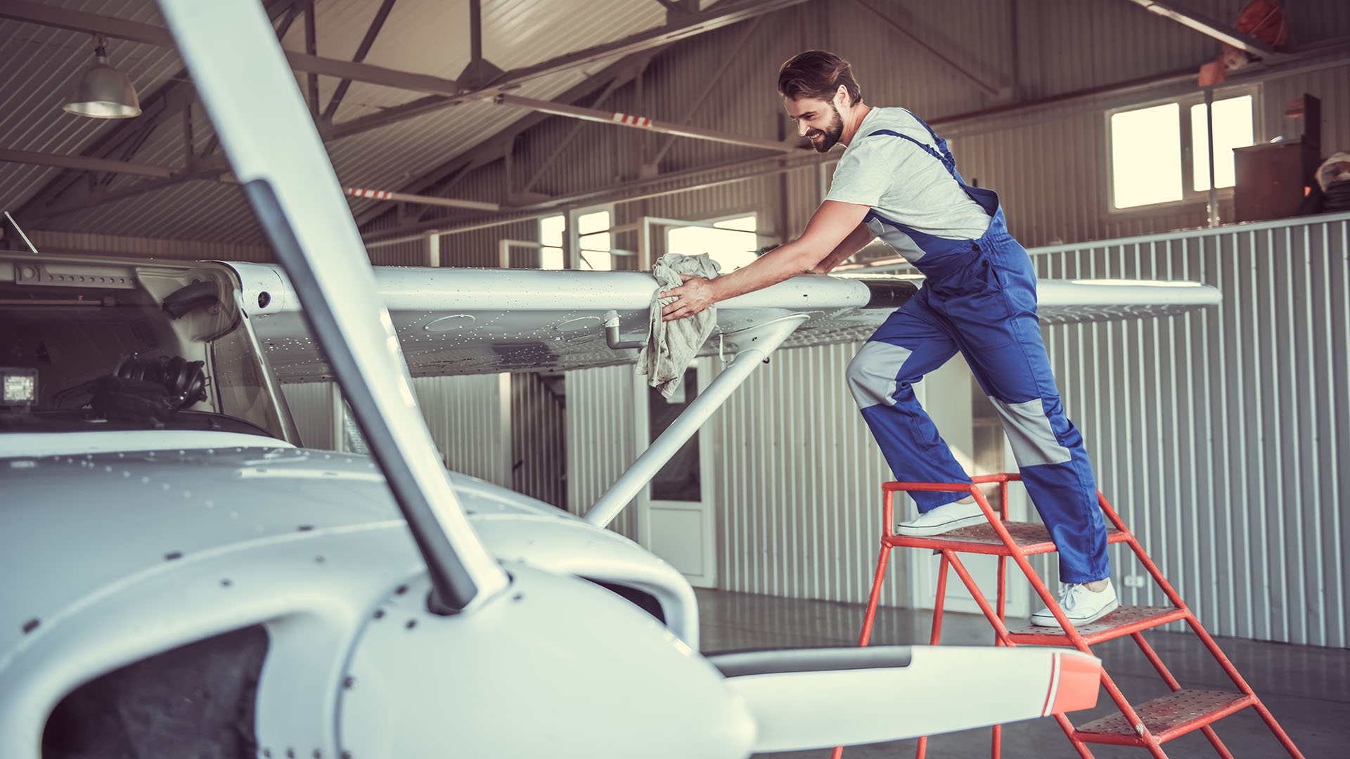 Flugzeugaufbereitung von unserem geschulten Team im Großraum Hannover